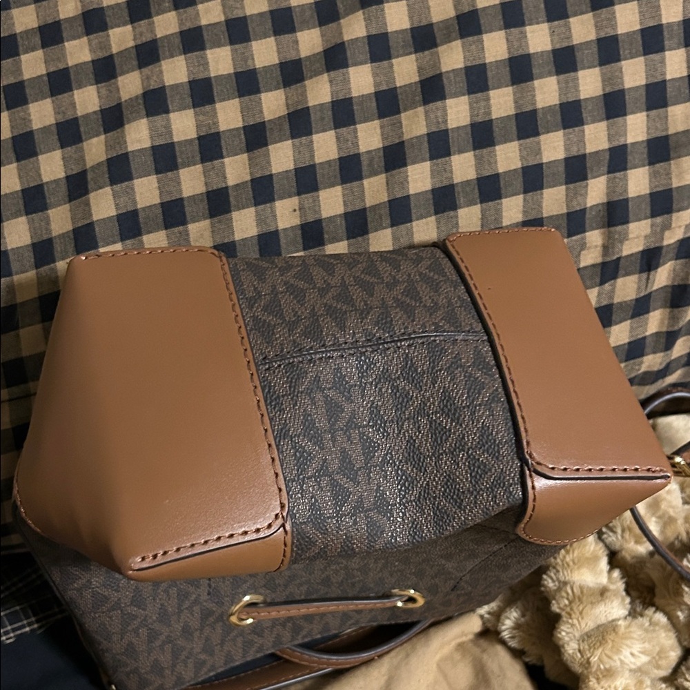 Michael Kors Elegant Brown and Tan Shoulder Bag - Picture 2 of 3